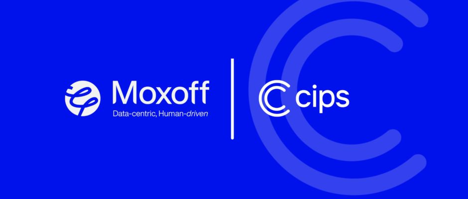 logo Moxoff e CIPS informatica in bianco su sfondo blu